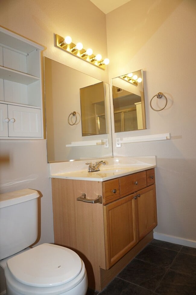 Building Photo - Amazing 2 BD 2 BA Condo in a Gated Community