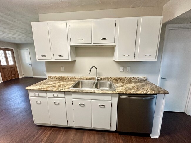 Building Photo - 70 Maple Dr