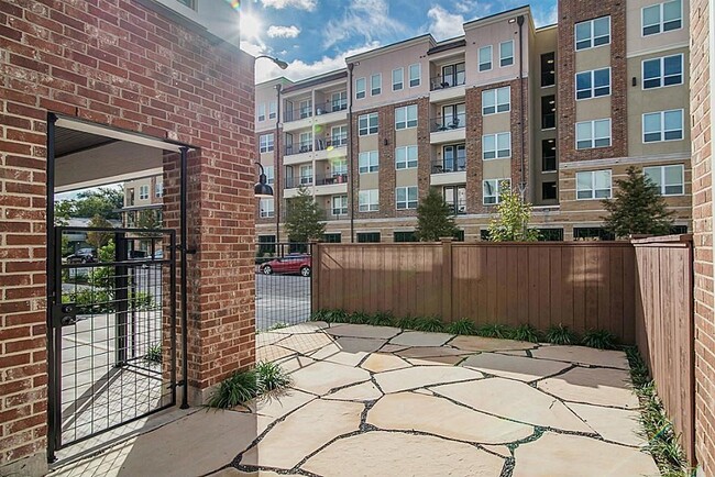 Building Photo - 5810 Venice St