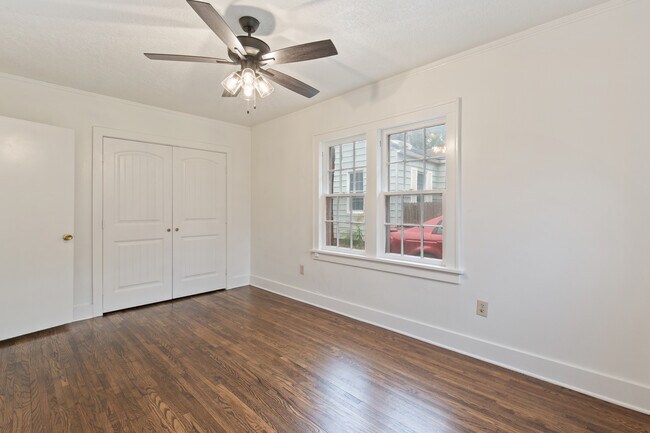 Building Photo - 1304 S Oswego Ave