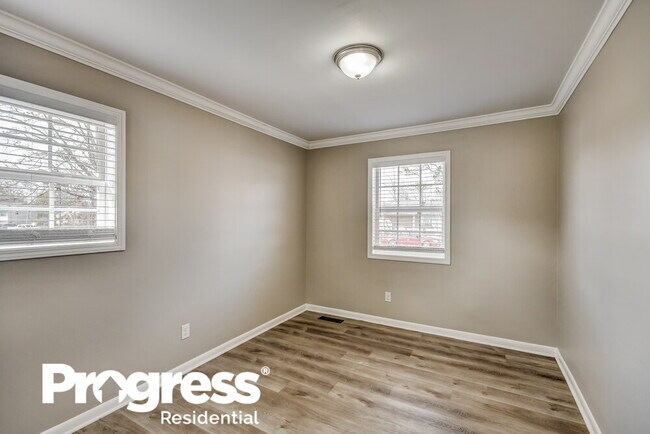 Building Photo - 2827 Arrowhead Dr NE