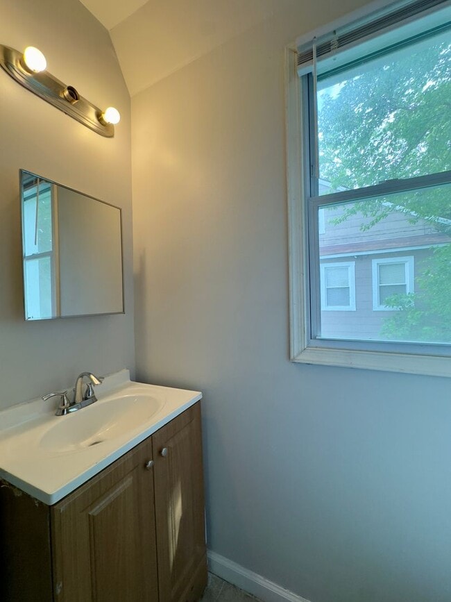 Building Photo - Charming 4 Bedroom/2 Bathroom in Asbury Av...