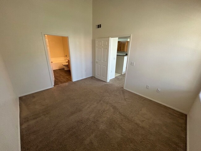 Building Photo - GREAT 2 BEDROOM CONDO IN NORTHWEST GATED C...