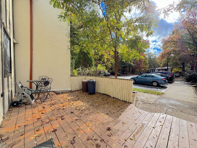 Building Photo - Charming Fairfax Townhome in a Prime Location