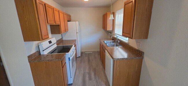 Building Photo - 2023 Ridgewood Ln