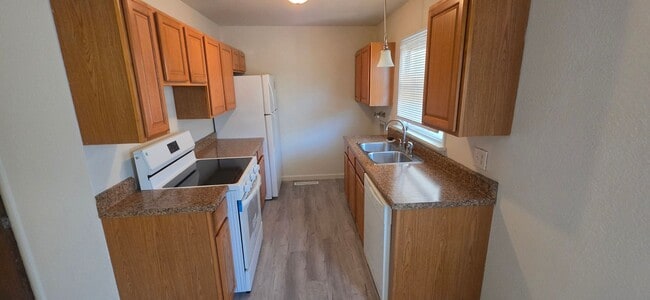 Building Photo - MOVE IN SPECIAL 1/2 OFF FIRST FULL MONTHS RENT.  ALL PROSPECTIVE TENANTS MUST SUBMIT A $58 NON-RE...