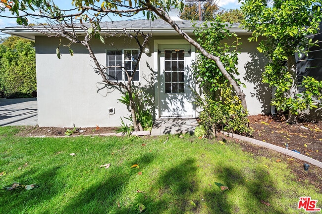 Building Photo - 2124 Hillsboro Ave