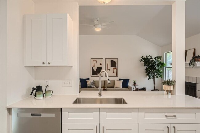 Building Photo - 905 Jasmine Trail