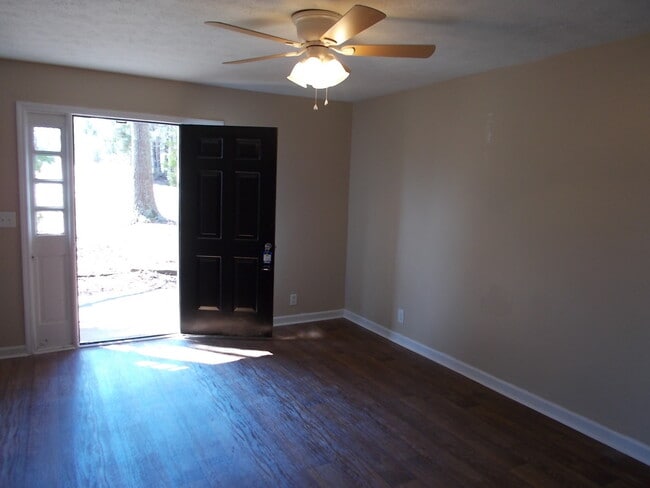 Building Photo - Welcome to the Delightful End Unit! This c...