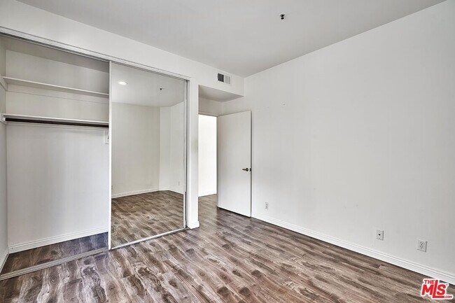 Building Photo - 500 S Berendo St