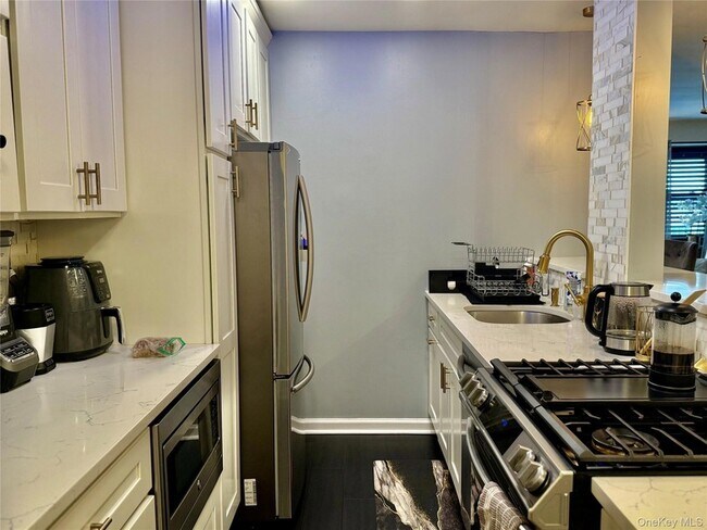 Building Photo - 100 Lincoln Ave