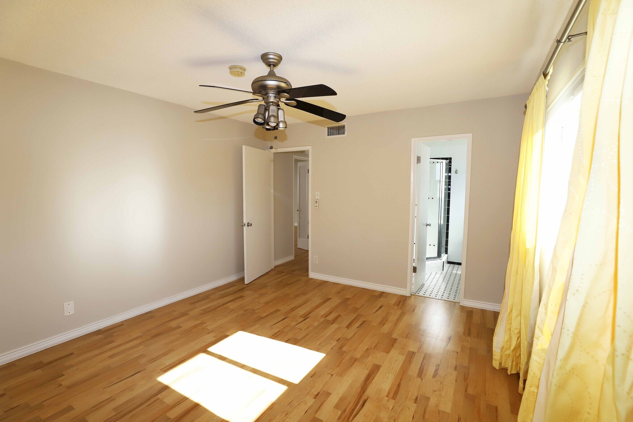 Building Photo - 1025 S Sherbourne Dr