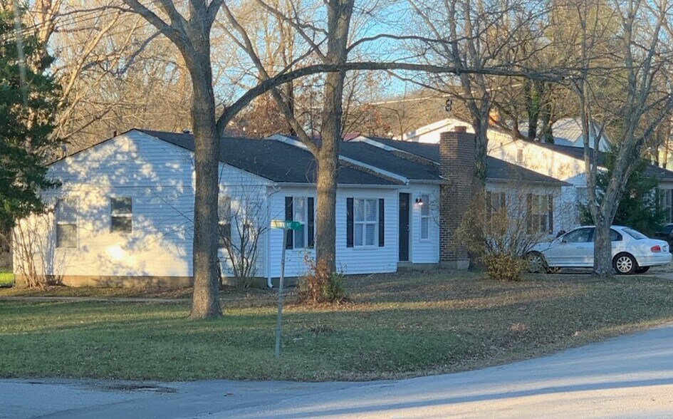 Building Photo - 303 Fleetwood Dr