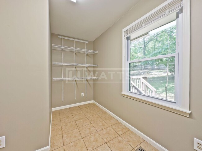 Building Photo - 4 Bedroom, 4.5 Bath Home in Heart of Hoover