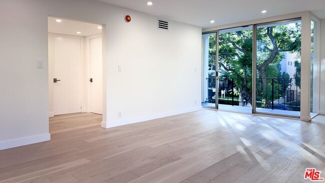 Building Photo - 414 N Palm Dr