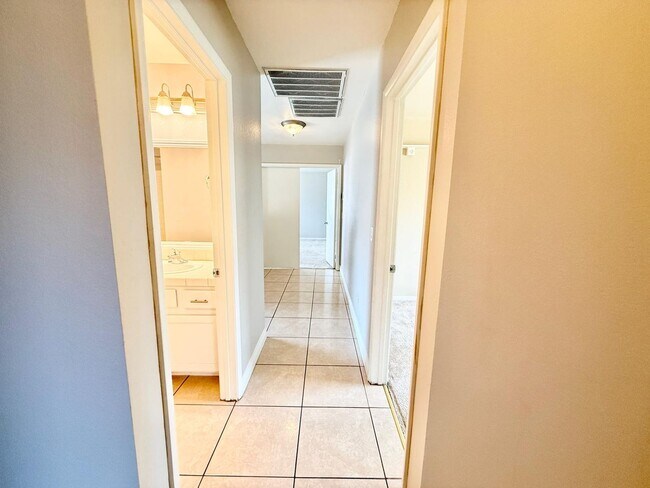 Building Photo - Amazing Peccole Ranch Home 4 beds & Pool