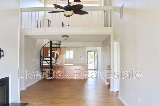 Building Photo - 3200 Lynnhaven Dr