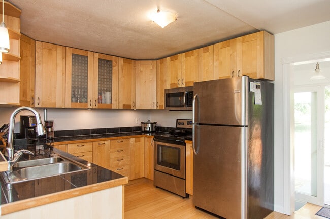 Building Photo - Available 10/11 – West Seattle Gem with Pr...