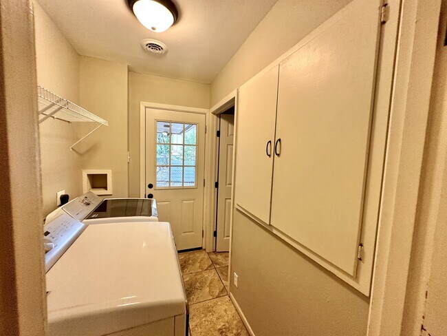 Building Photo - 1926 Laurelwood Dr