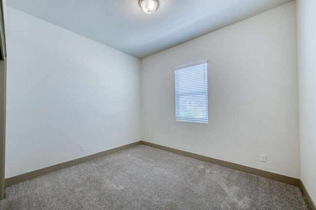 Building Photo - 860 Spg St W
