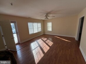 Building Photo - 303 Oak Ave