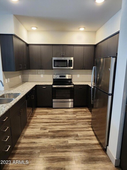 Building Photo - 250 E Ray Rd