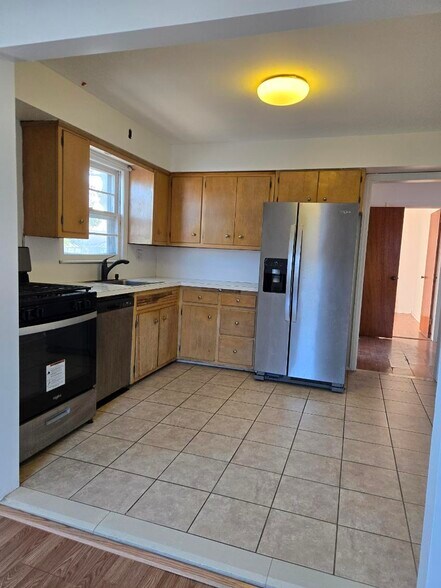 Building Photo - 128 E Maple St