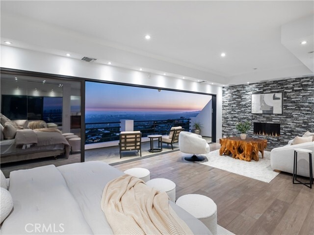 Building Photo - 2287 Sunset Plaza Dr