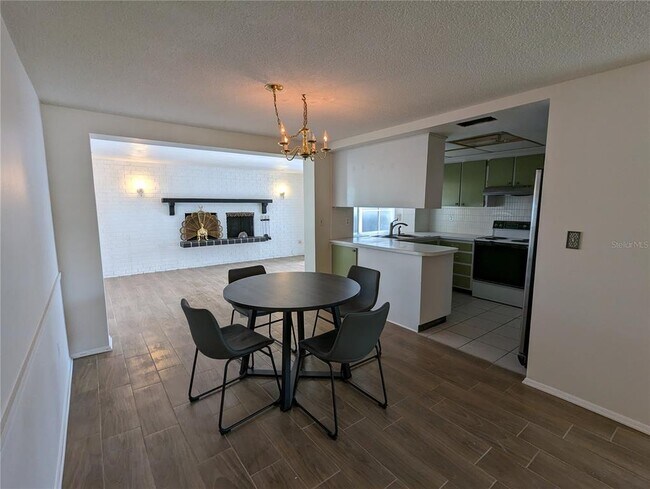 Building Photo - 4233 Hillsdale Dr