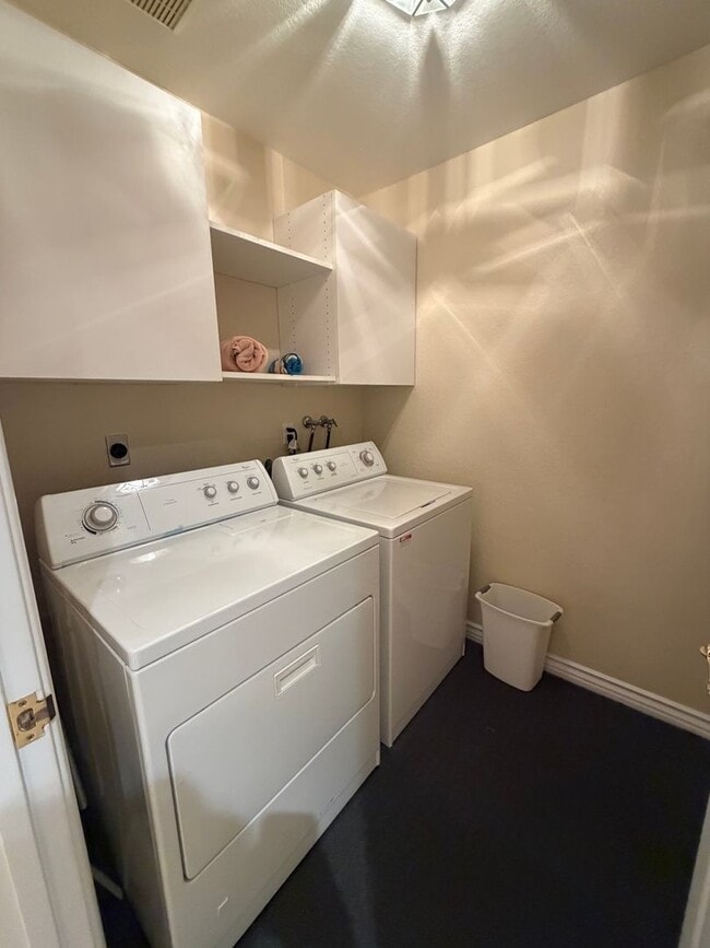 Building Photo - Spacious 3 Bedroom home