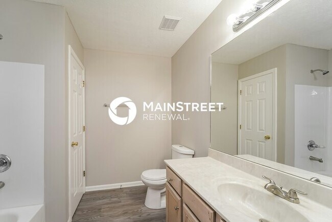 Building Photo - 4 Bedroom Pet-Friendly Home in Louisville, KY with Main Street Renewal