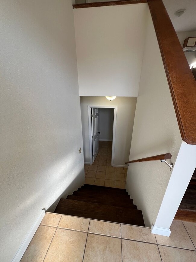 Building Photo - 4 bed 1.5 bath home close to I-44