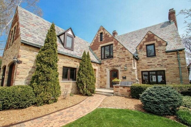 Primary Photo - 4108 N Lake Dr