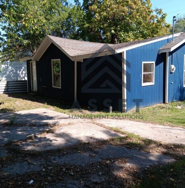 Building Photo - 1323 S Blackwelder Ave