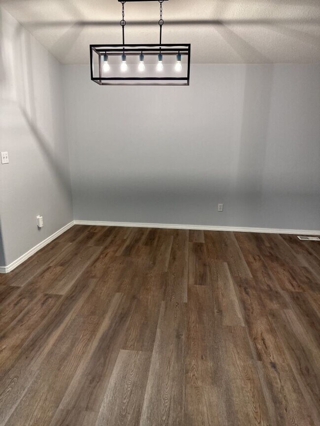 Building Photo - Charming 2 Bedroom Townhome