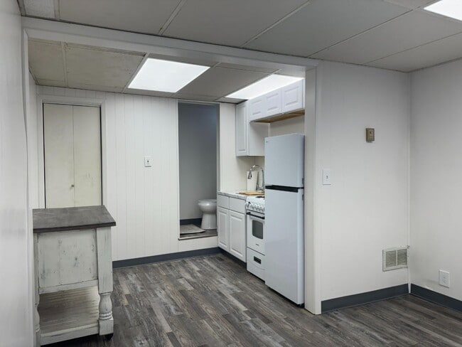 Building Photo - Fully Remodeled Studio Apartment | All Utilities Included | Great Location