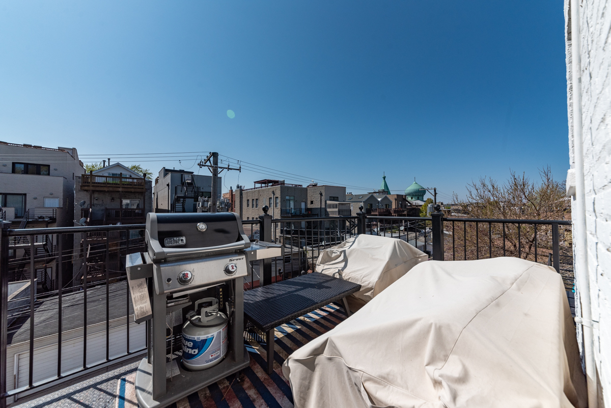Building Photo - 856 N Hermitage Ave