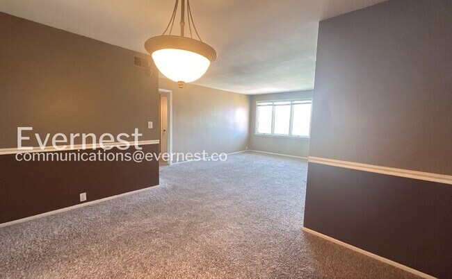 Building Photo - 452 W 104th St