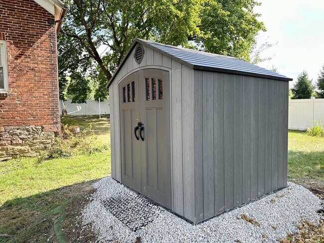 Building Photo - Charming Renovated 2BR in Peaceful Setting