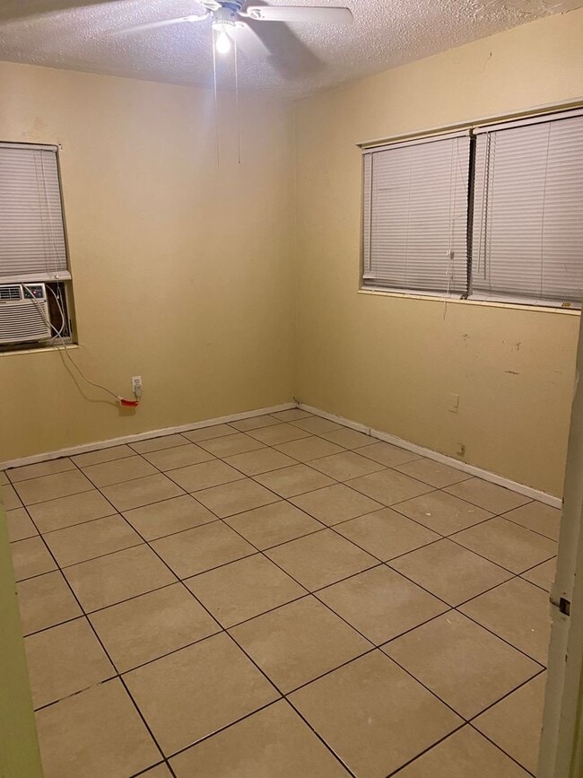 Building Photo - Spacious 1/1 one story unit in a small 18 unit complex.