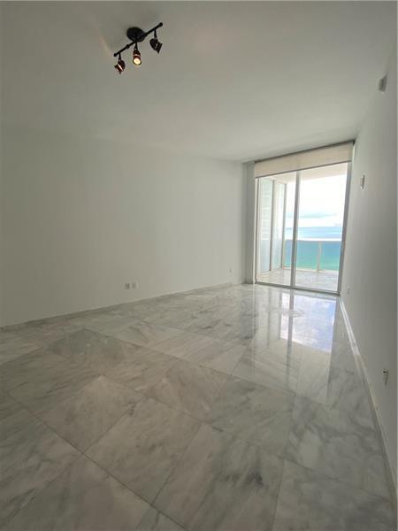 Building Photo - 16001 Collins Ave