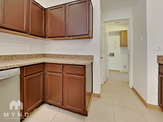 Building Photo - 633 Albrook Dr