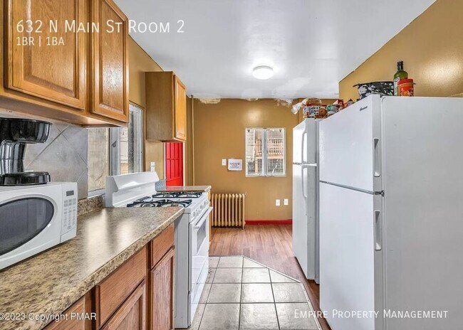 Building Photo - Available! 2nd floor: 1 Bedroom / 1 Bathro...