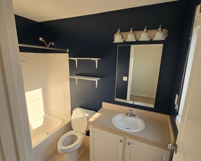 Building Photo - 3 Bed Updated Condo