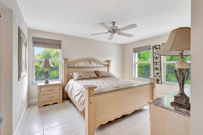 Building Photo - 923 Villa Cir