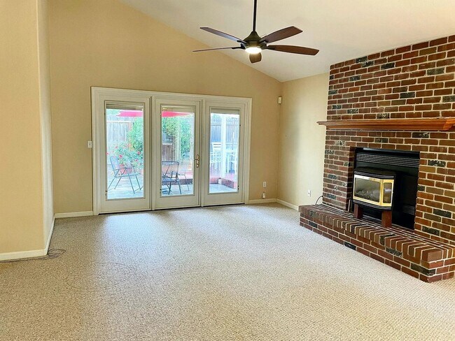 Building Photo - 4 Bedroom 2.5 bathroom 2 Story Home Naragh...