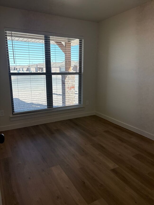 Building Photo - Space, Space and more Space! This ones for you!