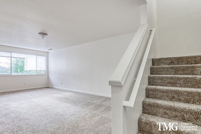 Building Photo - Spacious 4BR Townhome with AC, W/D, Garage...