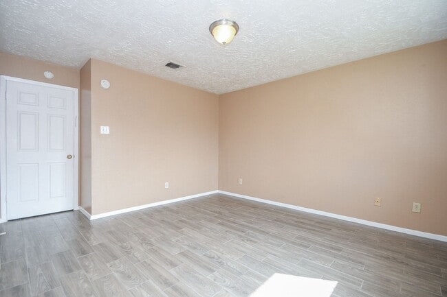 Building Photo - Southwest Houston 2 bedroom Brick Duplex with Private Yard