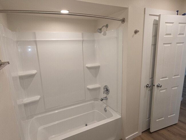 Building Photo - 539 East Ave